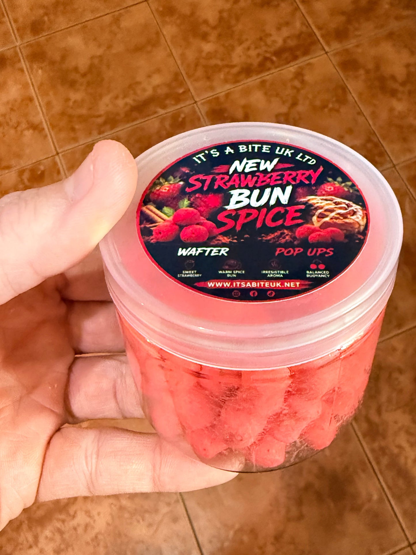 LIMITED EDITION New Strawberry Spice Fluro Pop up and Wafter Range INCLUDES HOOK BAIT SPRAY